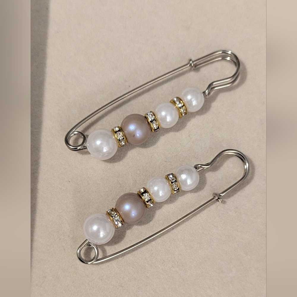 Vintage Pearl and Gold Women's Brooch Set